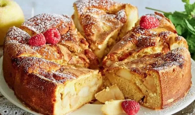 Biskvitinis močiutės obuolių pyragas – pats lengviausias receptas