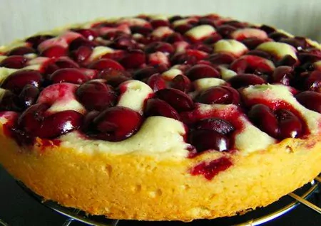 Liko kefyro stiklinė? Pabandykite paruošti nuostabų pyragą su vyšniomis!