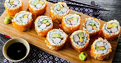 California maki sushi (suši) su krabų lazdelėmis, agurkais ir avokadais