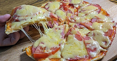 Pica keptuvėje tik per 10 minučių – tik 6 šaukštai miltų ir grietinės. Šią picą tikrai pagirs visa jūsų šeima!
