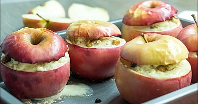 Kepti obuoliai su varške ir kreminiu sūriu arba maskarpone