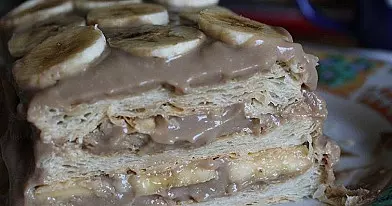 Paprastas tortas dviems iš sluoksniuotos tešlos (su plikytu kremu ir bananais)
