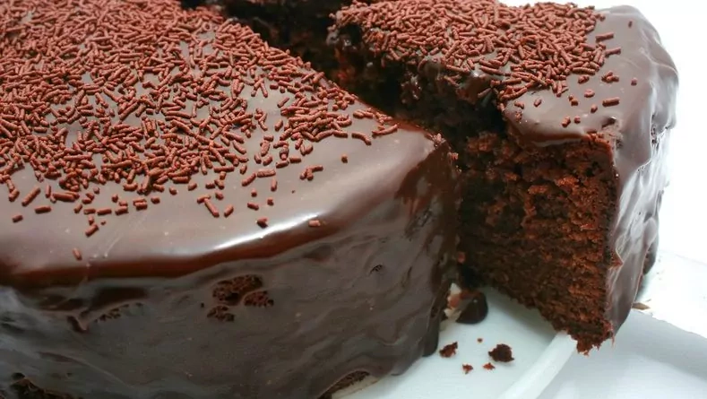 Greitas kefyro pyragas su šokoladu