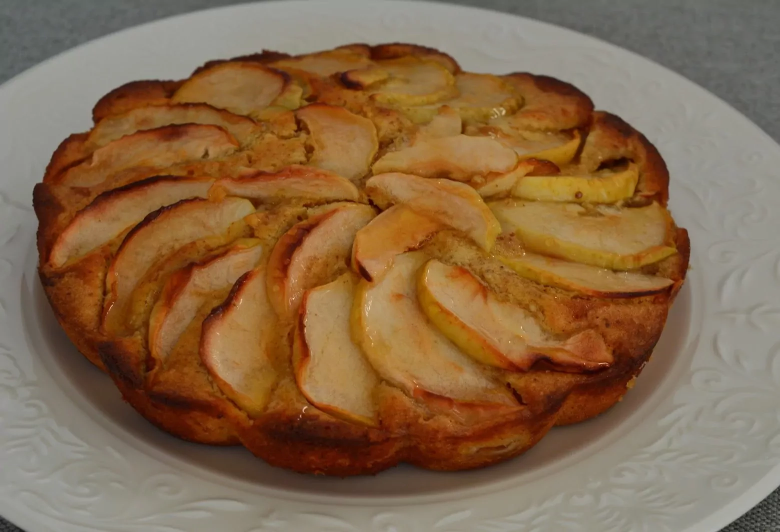 Purus biskvitinis ir migdolinis obuolių pyragas