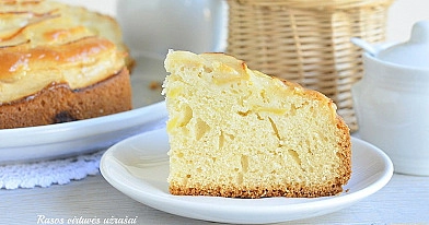 Minkštas obuolių pyragas su vaniliniu jogurtu - o koks pasakiškas kvapas jį kepant!