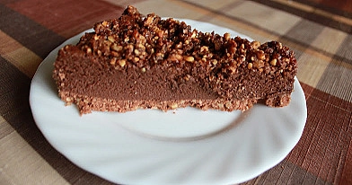 Nerealaus skonio šokolado putėsių tortas su riešutų griliažu