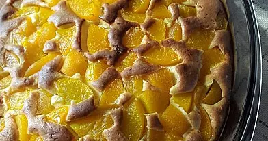 Biskvitinis persikų pyragas