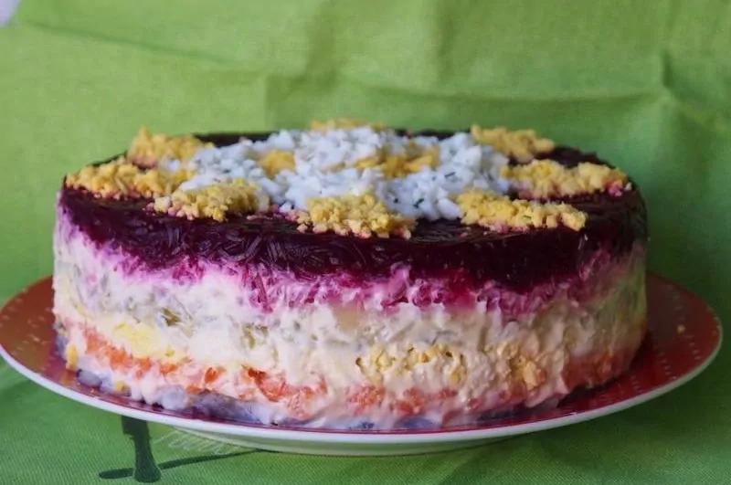 Šventinis silkės tortas su burokėliais ir kitomis daržovėmis