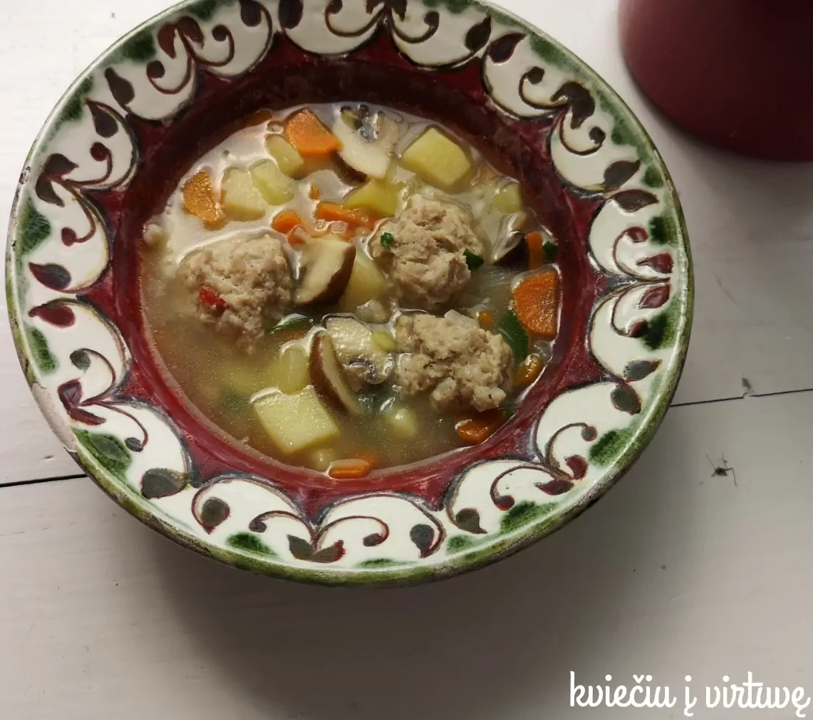 Šildanti ir soti sriuba su perlinėmis kruopomis, pievagrybiais ir mėsos kukuliais