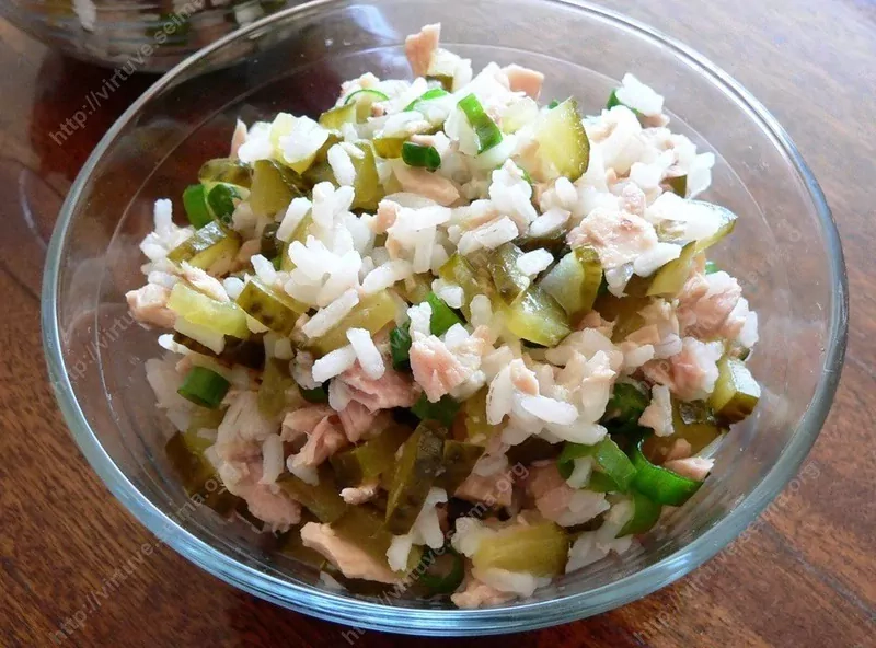 Ryžių salotos su tunu, raugintais agurkais ir majonezu