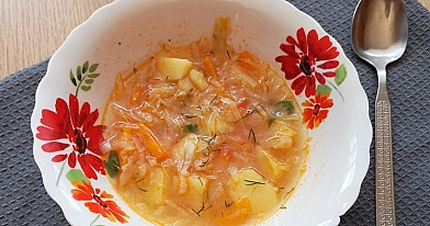 Kopūstų sriuba su pomidoru, bulvėmis ir morkomis
