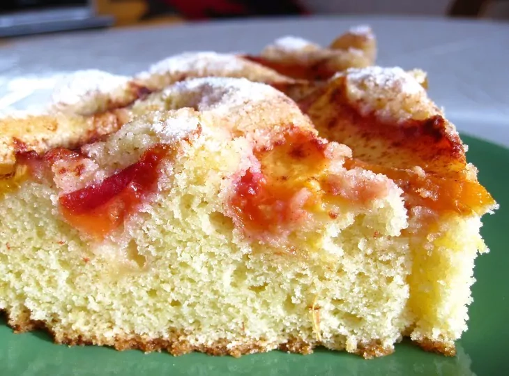 Skaniau dar neragavot: Biskvitinis pyragas su nektarinais (tiks ir rūgštesni obuoliai ar slyvos)