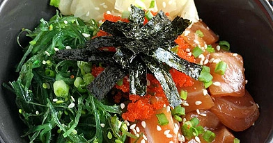 Poke bowl su krevetėmis, konservuotais ananasais ir wakame salotomis