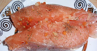 Sūdyta lašiša su citrininiais žuvies prieskoniais, druska ir cukrumi