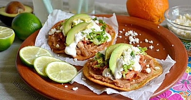 Tostadas de Tinga de Pollo - Tortilijų skrebučiai (tostada) su troškinta vištiena