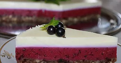 Gaivus tortas su grietinėle ir juodaisiais serbentais