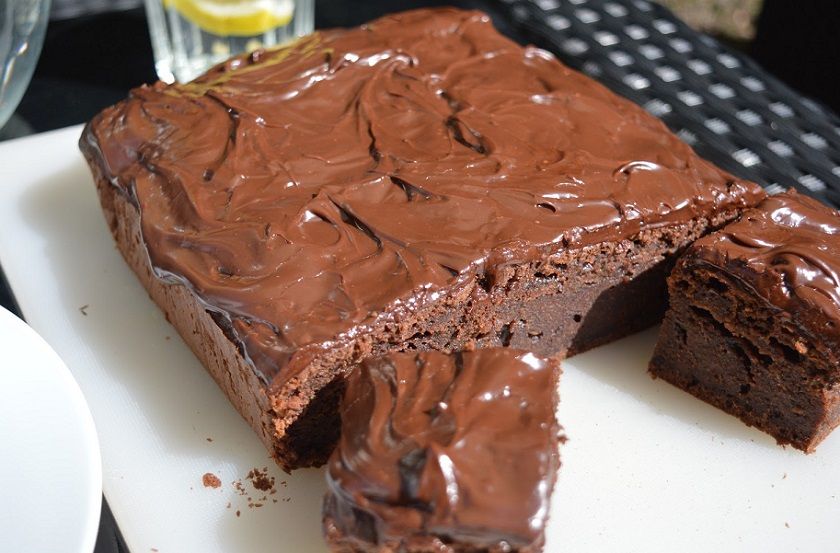 Drėgnas cukinijų brownie šokoladinis pyragas