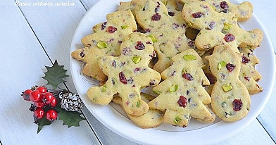 Sviestiniai sausainiai su spanguolėmis ir pistacijomis Kalėdoms (kepami be kiaušinio)