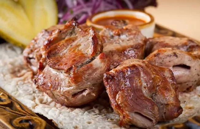 Mėsa gruziniškai, kuri pagal skonį labai panaši į šašlyką. Tokį patiekalą jūs tikrai norėsite paruošti dar kartą!