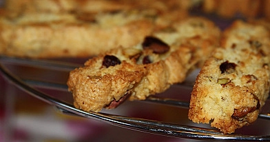 Biscotti su pistacijomis ir džiovintomis spanguolėmis