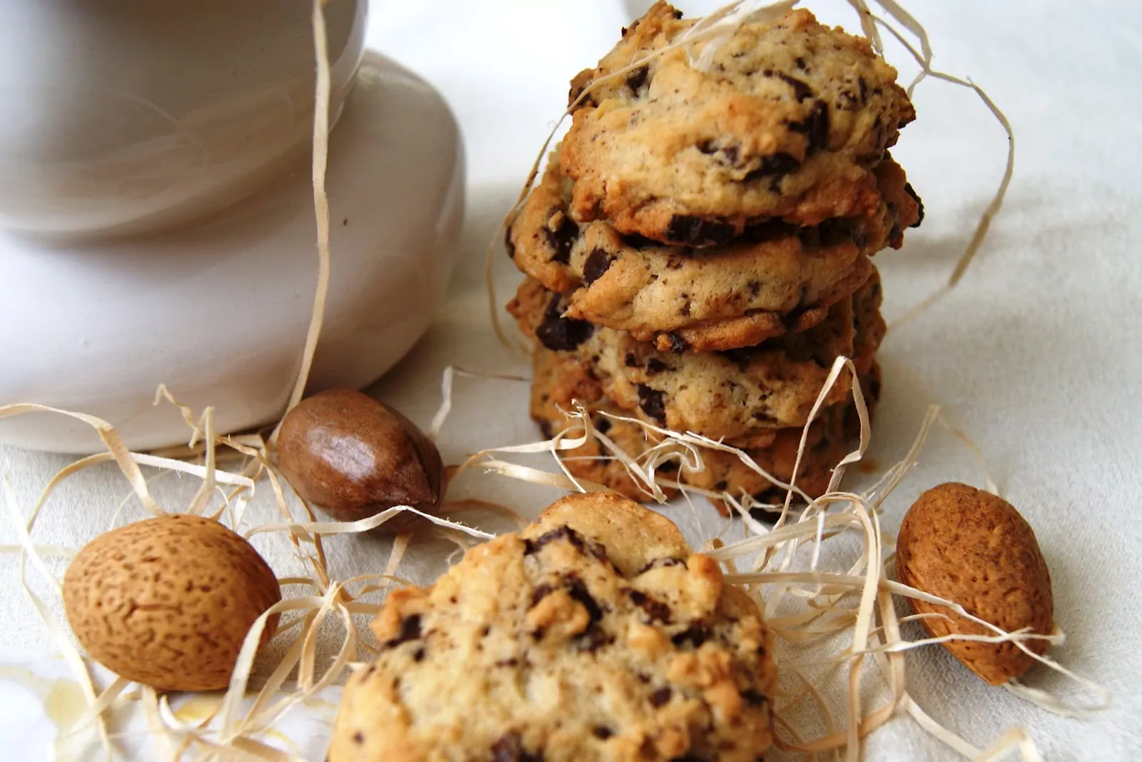 Trapūs sausainiai su šokoladu prie kavos ar arbatos