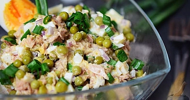 Tuno salotos su kiaušiniais ir žirneliais
