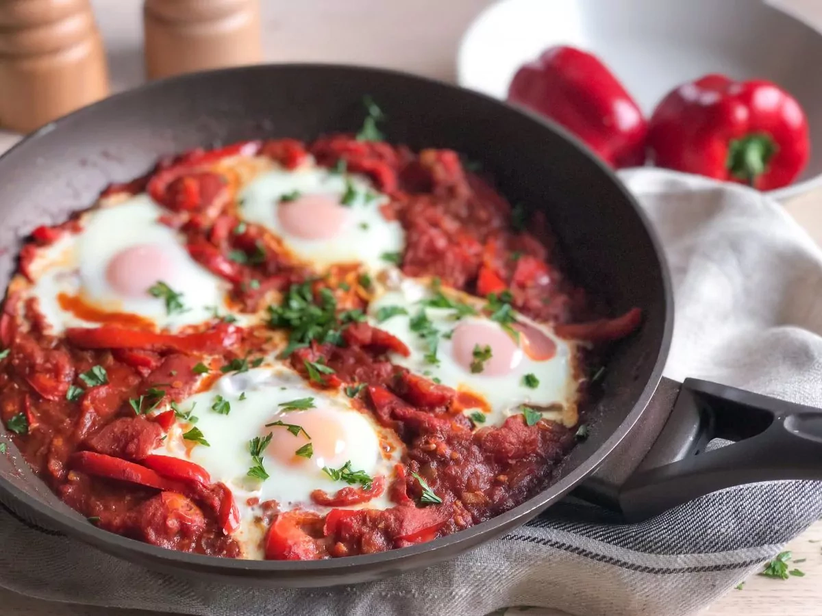 Šakšuka (shakshuka) - troškintose daržovėse kepti kiaušiniai