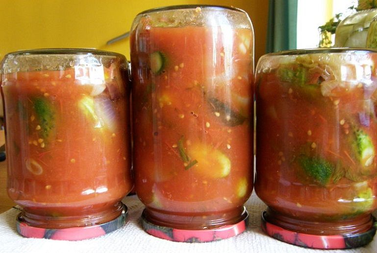 Agurkai konservuoti pomidorų tyrėje