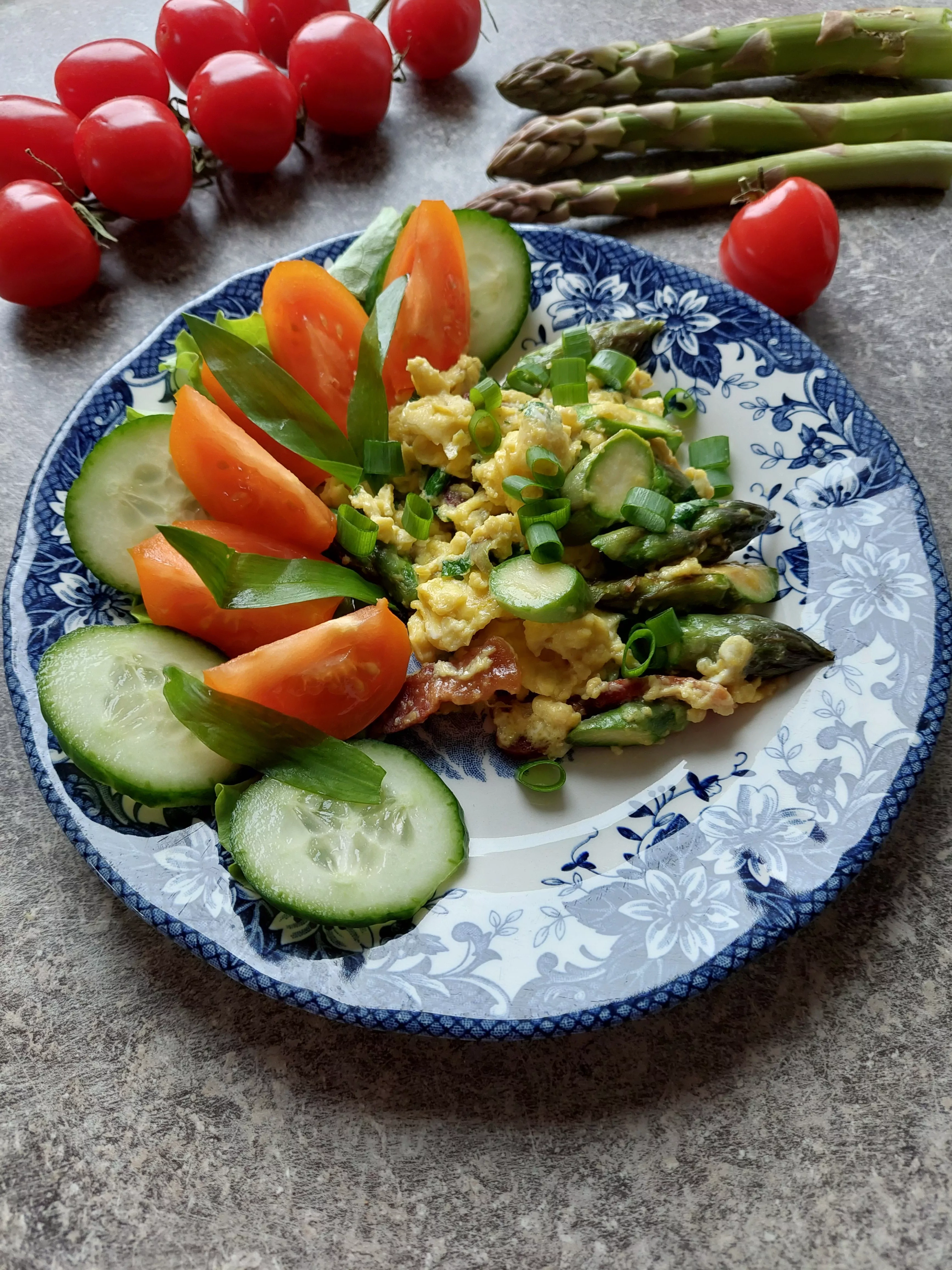 Omletas su smidrais, meškiniu česnaku ir šonine