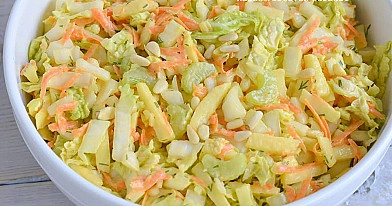 Pekino kopūstų salotos su salierais, morkomis ir obuoliais - vienos tobuliausių!
