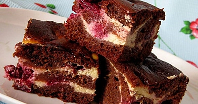 Šokoladinis vyšnių pyragas su varške
