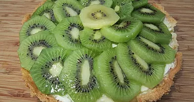 Maskarponės pyragas su kiviais ir žaliosiomis citrinomis