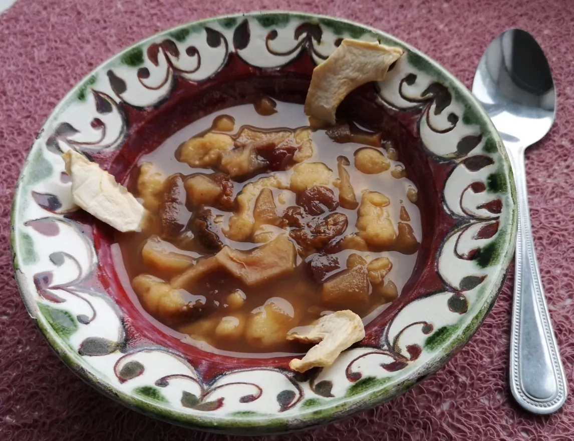 Saldi džiovintų obuoliukų sriuba su leistinukais (iš vaikystės!)