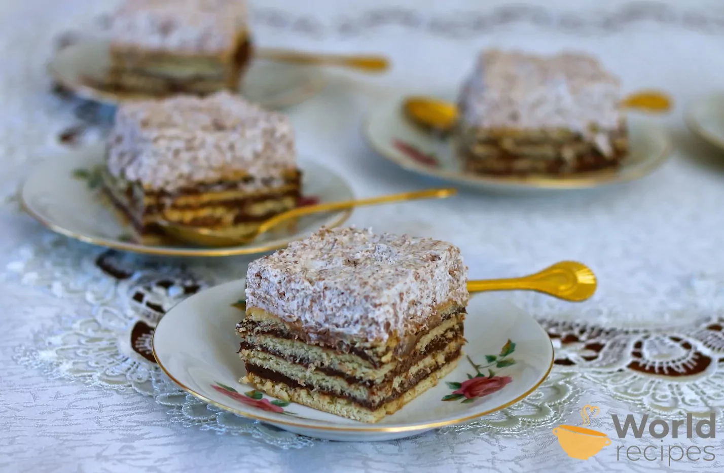 Nekeptas sausainių tortas su grietinėlės sluoksniu ir pertepimu