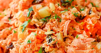 Gaivios morkų salotos su sūriu ir konservuotais ananasais