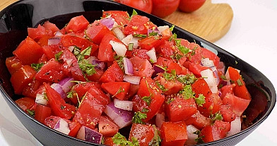Silkė su vyšniniais pomidorais, raudonaisiais svogūnais ir saldžiaisiais pipirais