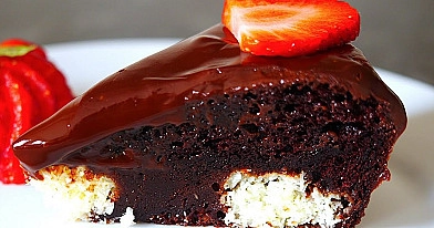 Šokoladinis pyragas su kokosiniais varškės kamuoliukais ir šokoladiniu padažu
