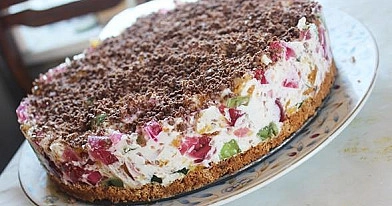 Grietininis želė tortas-pyragas su pienišku šokoladu ir sausainių pagrindu