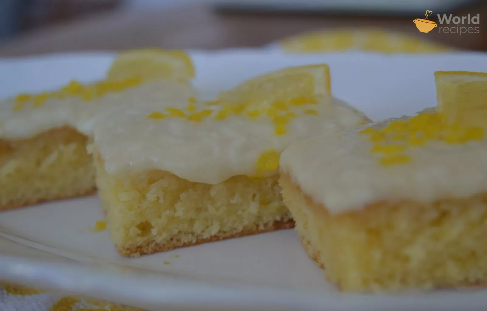Minkštas citrininis pyragas su lydyto varškės sūrelio glajumi