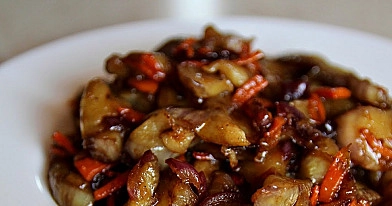 Veganiškas baklažanų troškinys kiniškai su morkomis ir sojos padažu