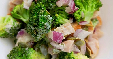 Brokolių salotos su rūkyta vištiena, moliūgų sėklomis ir raudonaisiais svogūnais