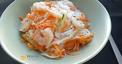 Kiniškos salotos su krevetėmis ir ryžių makaronais