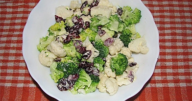Traškios sveikuolių salotos su brokoliais, kalafiorais ir džiovintomis spanguolėmis
