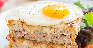 Croque madame - prancūziški karšti sumuštiniai su kiaušiniais, kumpiu ir bešamelio padažu