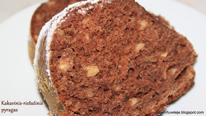 Kakavinis-riešutinis grietinėlės pyragas
