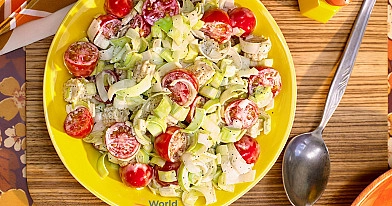 Sūrio salotos - mišrainė su porais, pomidorais ir majonezu