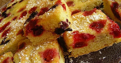 Labai paprastas ir greitas pyragas su uogomis arba vaisiais
