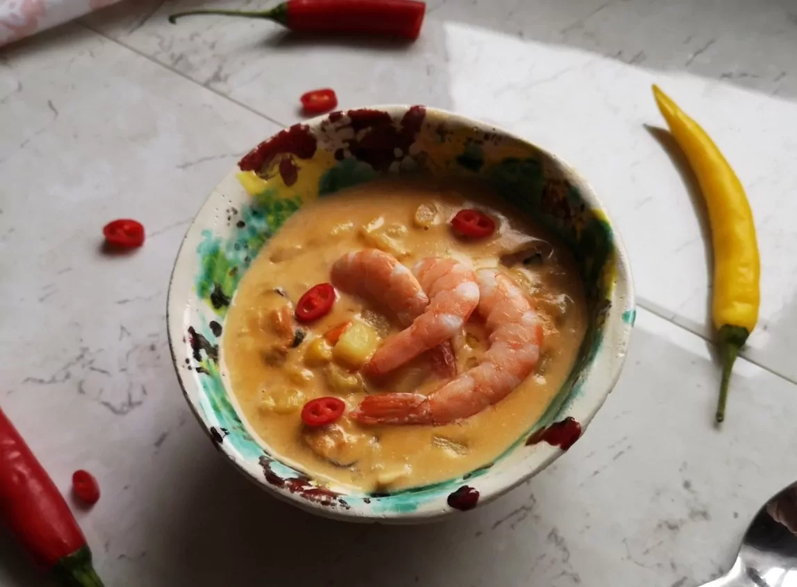 Chowder sriuba su jūros gėrybėmis ir pomidorais