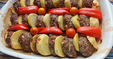 Turkiški maltos mėsos maltinukai su bulvėmis