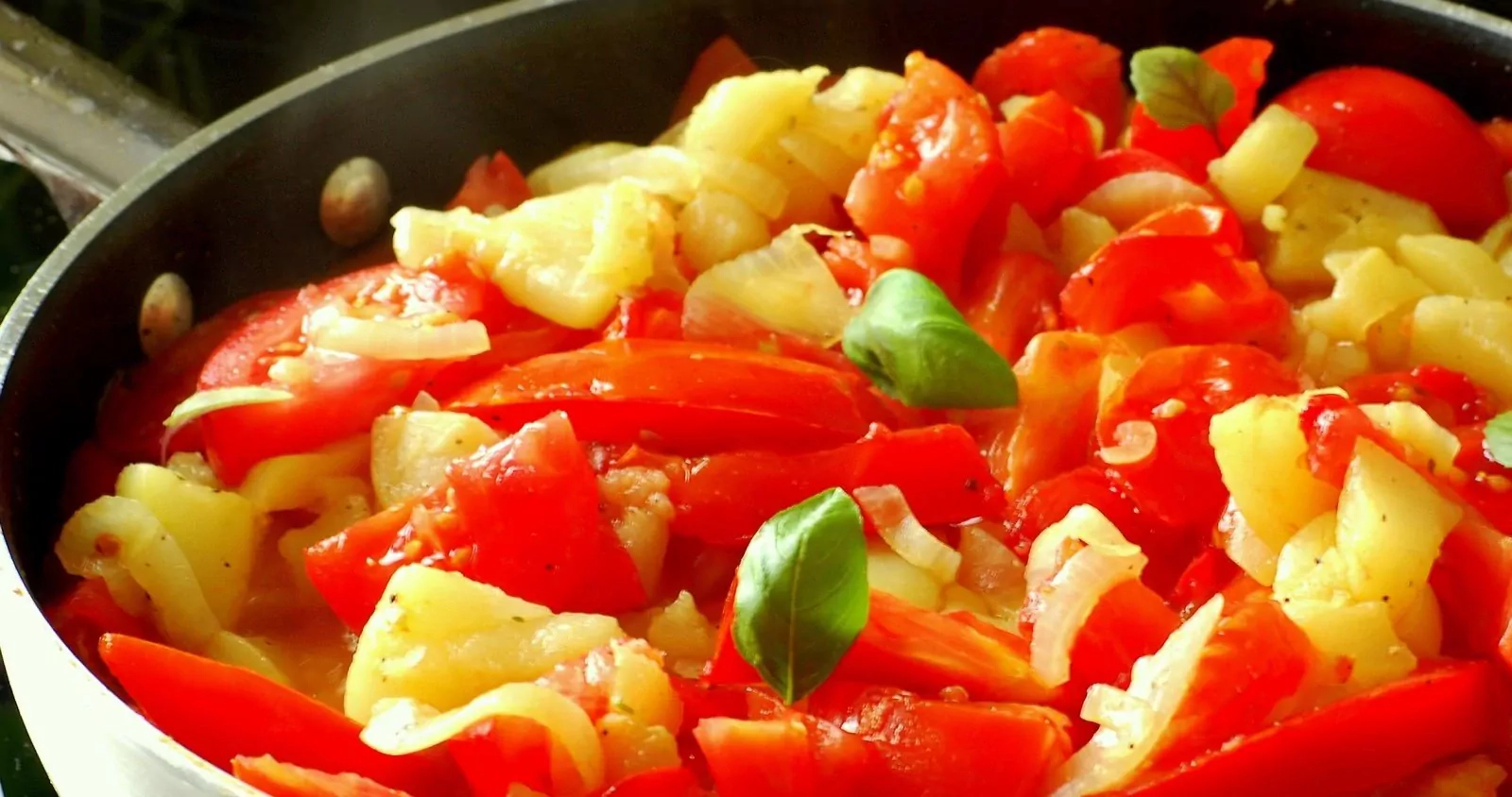 Vegetariškas patisonų troškinys su pomidorais ir sūriu
